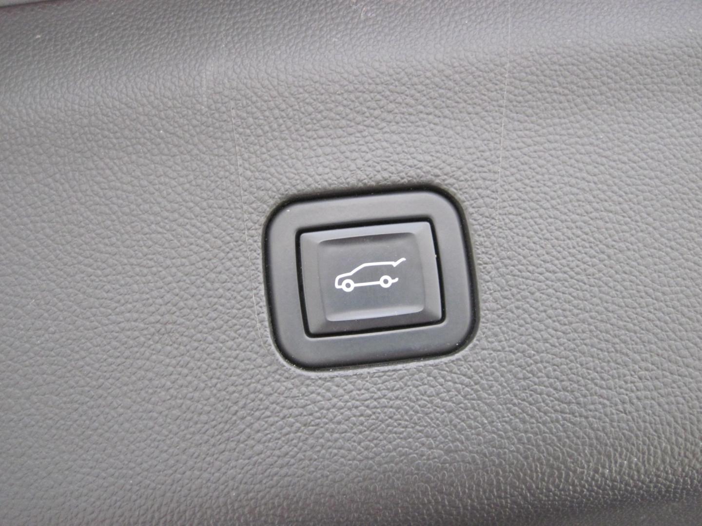 2022 silver /black Buick Enclave (5GAEVBKW7NJ) , located at 9530 Old Seward Highway, Anchorage, AK, 99515, (907) 349-3343, 61.134140, -149.865570 - Photo#6